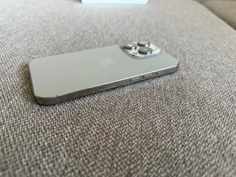 Apple iPhone 15 Pro 256 GB Přírodní Titan - 3