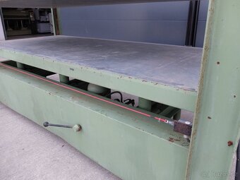 Hydraulický lis / dýhovaci lis -rozměr 1300x3000 mm
- 3