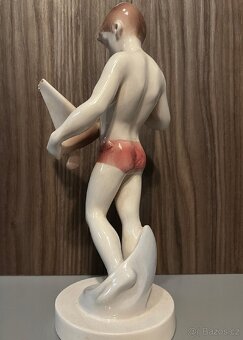 Soška Chlapec s lodičkou
- 3