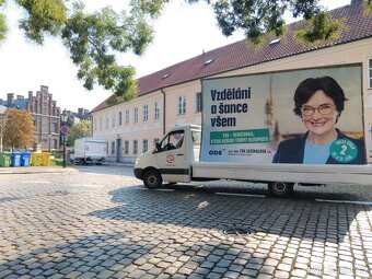 Ridic reklamní auto s billboardem - 3