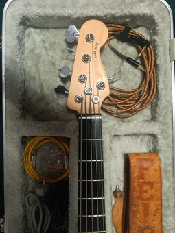 Fender Squier Jazz Bass - 3
