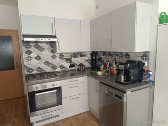 Světle šedá kuchyňská linka bez spotřebičů, jako NOVÁ - 3