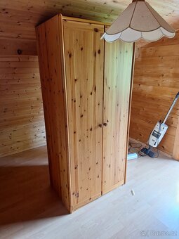 MASIVNÍ NÁBYTEK - 10 kusů (komody, vitríny, skříně apod.) - 3