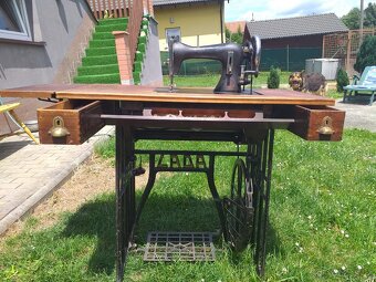 Prodám starožitný šicí stroj LADA - 3