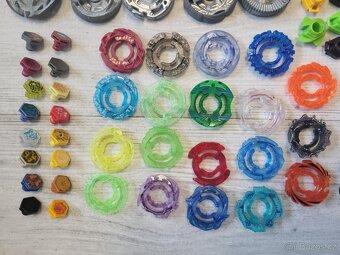 Sbírka Beyblade – hromada originálních dílů + launchery - 3