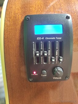 Dvanáctistrunná elektroakustická kytara. - 3