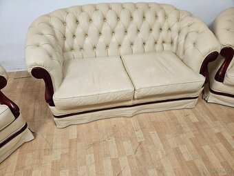 CHESTERFIELD ŠTÝL,MÁSLOVEJ FARBY KOMB.S MAHAG.DREVOM - 3