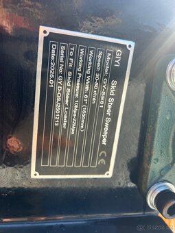 Štětkový zametač noví na smykový nakladač - 3