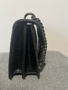 Černá kabelka na řetězu - 3