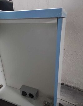 Závěsná zrcadlová skříňka s LED osvětlením - 3