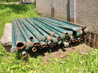 Tyčky ze zrušeného plotu - 3