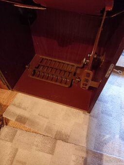 Prodám starší, funkční skříňkový šicí stroj s příslušenstvím - 3