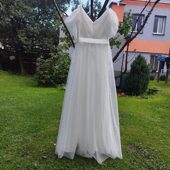 Romantické svatební šaty s rozparkem. - 3