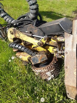 Prodám harvestorovou hlavici H762.i díly.pneu 700-50-26,5 - 3
