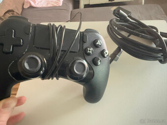 PlayStation 4 1TB + ovladač yenkee univerzál Vše funkční top - 3
