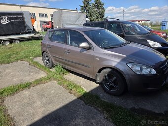 Prodám bouranou Kia Ceed 1.6 90kw r.v. 2007 - 3