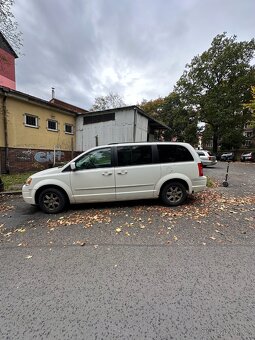 Chrysler Town & Country Touring – prostorný americký minivan - 3