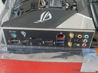 ASUS ROG STRIX Z390-E GAMING - 3