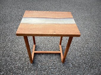 Noční stolky z dubového dřeva a epoxidu – ruční výroba - 3