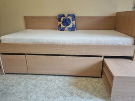 Kvalitní postel s úložným prostorem a nočním stolkem - 3