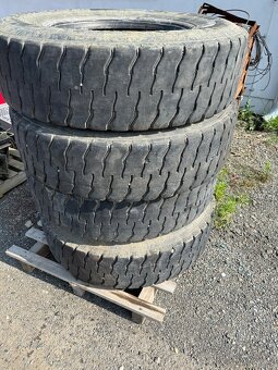Pneu 315/80 22,5 8ks s pneu, z toho 6ks obuté na disku - 3