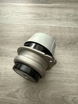 OEM nový držák motoru VW Touareg 7L Audi Q7 4L - 3