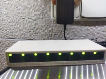 8x port Switch 10/100MB - nový - 3