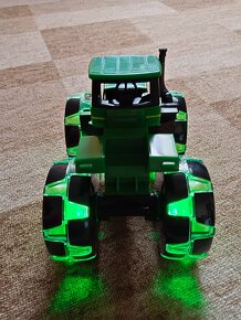 Traktor se svítícíma kolama - 3