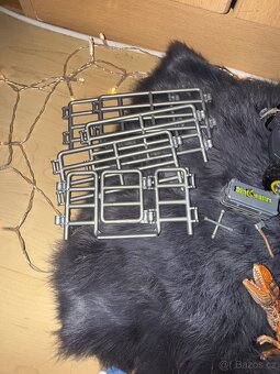 Schleich terénní vůz s venkovním výběhem pro dinosaura - 3