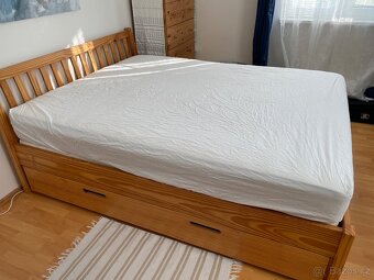 Krásná borovicová postel z masivu s úložnými šuplíky - 3