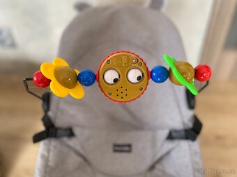 Nová hrající a chrastící hrazdička na lehátka BabyBjörn - 3