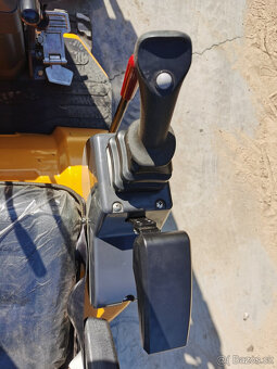 Predám tento skvelý profesionálny minibagr váha 1200 kg - 3