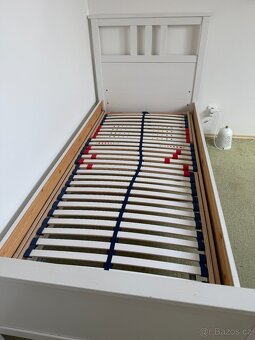 Bílá dřevená postel Ikea - 3