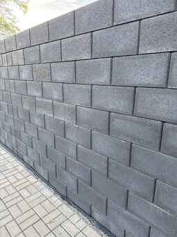 240 Tvarovek na plot s fazetou á 60 Kč (cm: 39x19,5x19) - 3