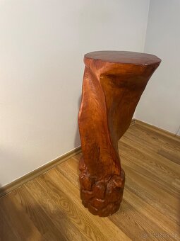 Ručně vyřezavaný masivní dřevěný stojan na dekorace. - 3