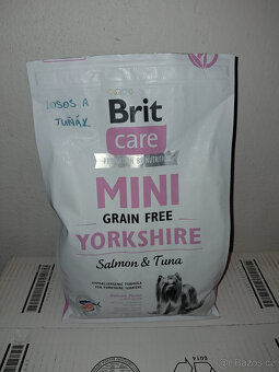 Granule pro pejska Brit Care Mini a kartáče na srst - 3