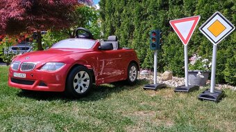 šlapací auto BMW 645 CI + semafor a dopravní značky - 3