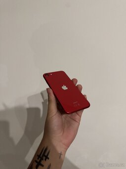 Apple iPhone SE 20 64GB červený - 3