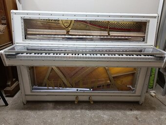 Futuristické Pianino Petrof - 3