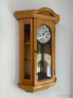 Nástěnné prosklené vitrínové hodiny Hermle bicí - 3