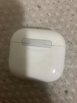 Airpods 4 bohuzel chybi prave sluchatko - 3