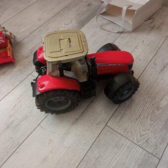 Traktor John Deere a Massey Ferguson - 3