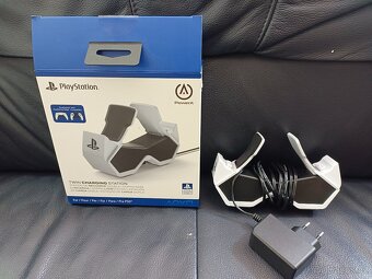 Dvojitá dobíjecí stanice Power A DualSense, krásný stav - 3