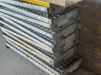 Prodám montované masivní kovové schody, schodiště 3,7m - 3