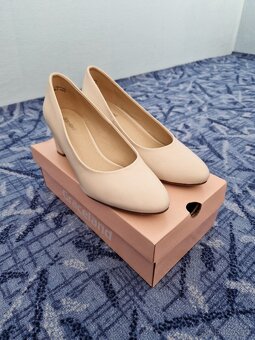 Svatební šaty, boty, květiny - 3