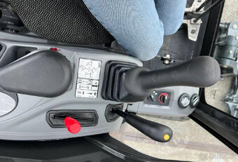 BobcatE17•– 3 válce – 14 HP (10 kW)• - 3