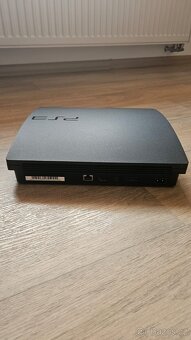 Plně funkční PS3 super slim + tři ovladače + kabeláž. . - 3