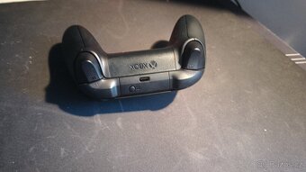 XBox Wireless Controller v černé barvě - 3