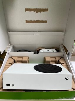 Xbox Series S, 2 ovladace+ nabijecka na ovladace - 3
