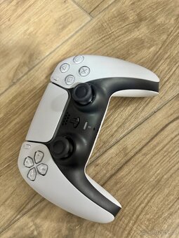 PlayStation 5 + ovladač DualSense - 3
